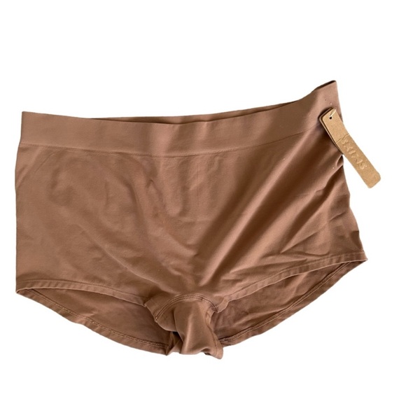 NWT SKIMS soft smoothing seamless boy short - Picture 6 of 8